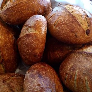 Pão de fermentação natural de batatas tostadas azeitonas pretas